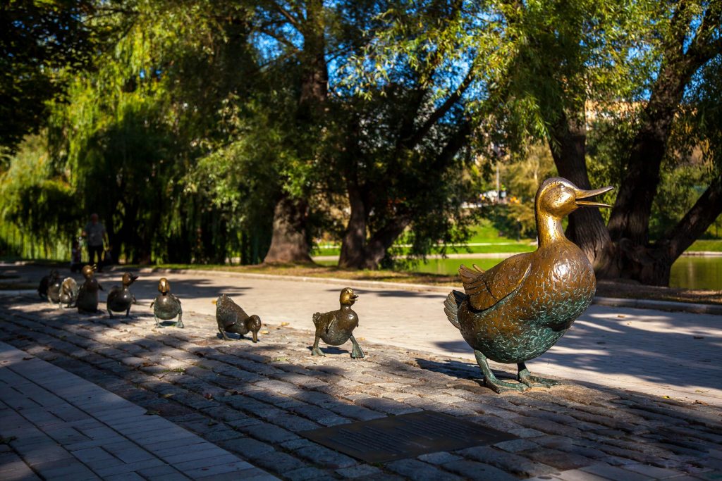 Скульптурная композиция «Дорогу утятам!» в парке «Новодевичьи пруды»